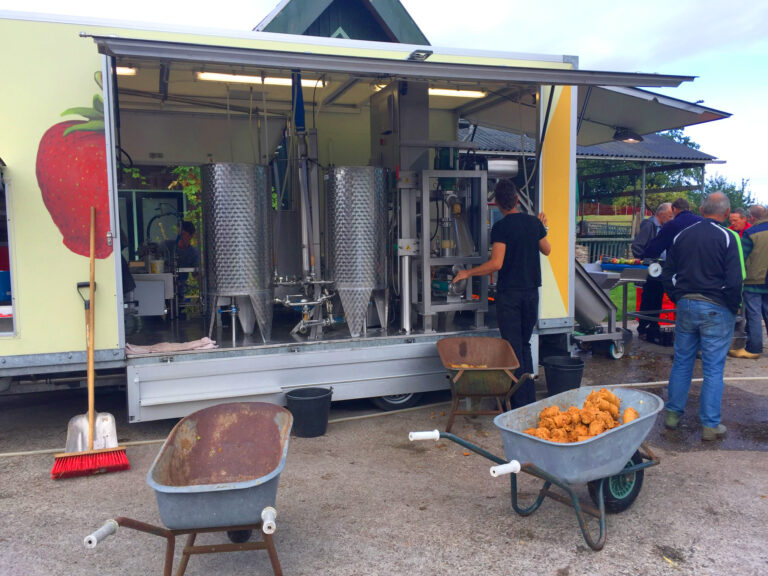 Sappers en appels van opa persen fruit op 26 september op de Burgerboerderij Oosterwold