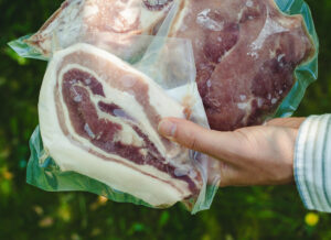 Het eerste Oerwroeters-vlees ligt in de boerderijwinkel