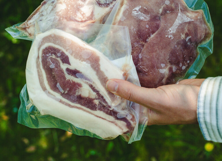 Het eerste Oerwroeters-vlees ligt in de boerderijwinkel