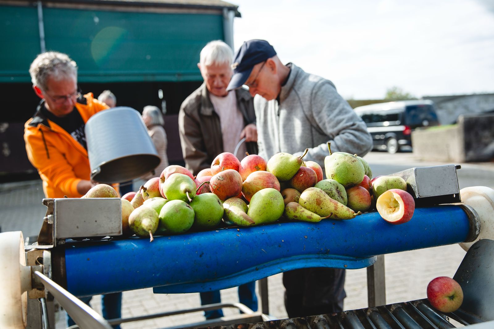 mobiele sappers en appels van opa bij oogstfeest Burgerboerderij Oosterwold