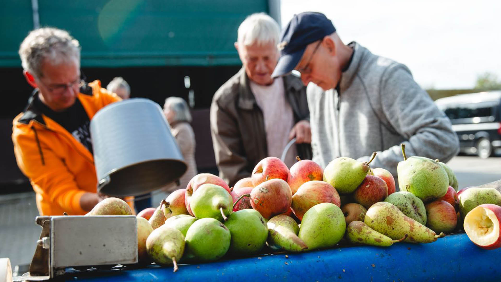 mobiele sappers en appels van opa bij oogstfeest Burgerboerderij Oosterwold